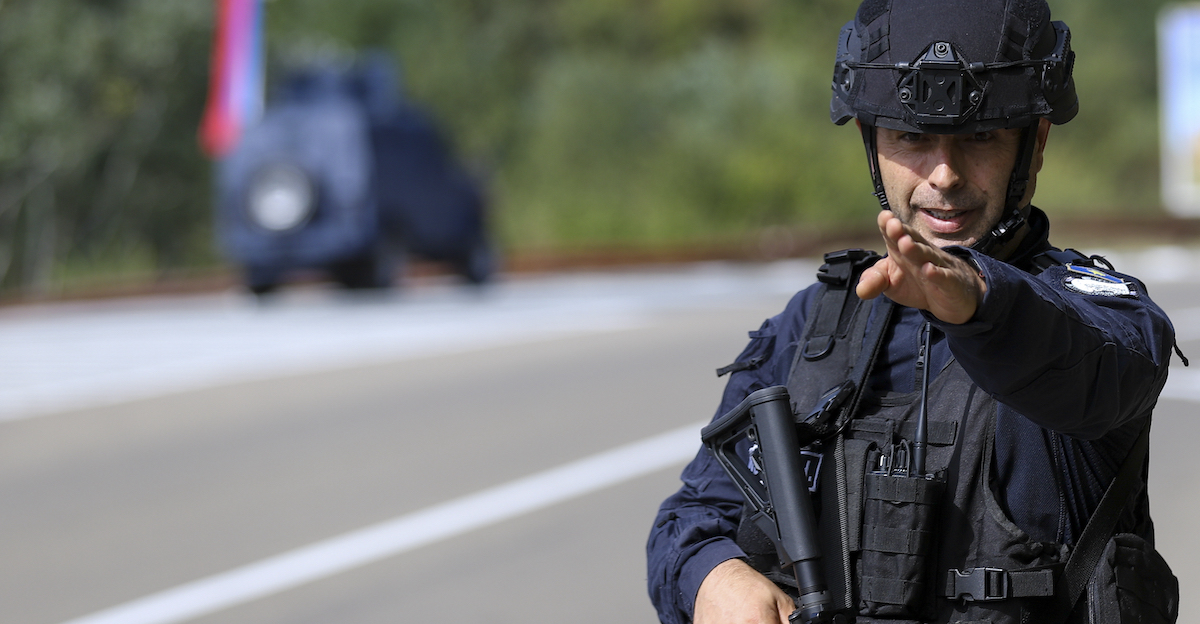 Un poliziotto kosovaro a Banjska (AP Photo/Bojan Slavkovic)
