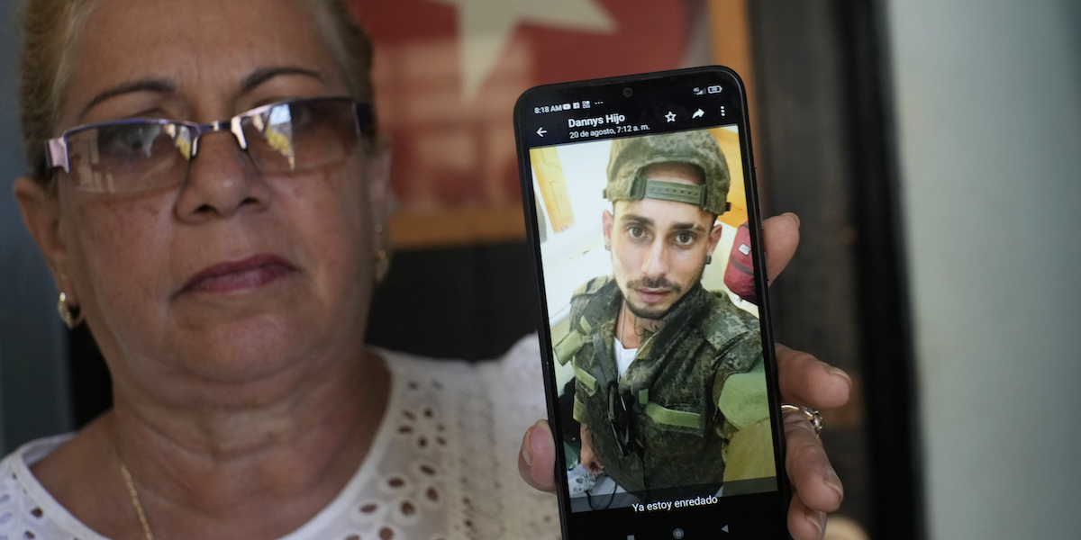 Una donna cubana mostra la foto di suo figlio, che dice essere stato arruolato dalla Russia per combattere in Ucraina (AP Photo/Ramon Espinosa)