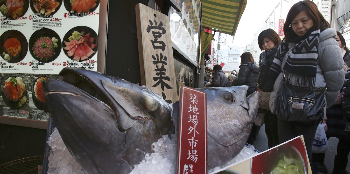 Il mercato del pesce di Tsukiji, a Tokyo (AP Photo/Koji Sasahara)