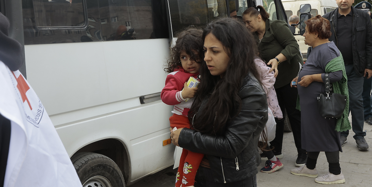 Profughi di etnia armena del Nagorno-Karabakh arrivati nella città di Goris, in Armenia (AP Photo/Vasily Krestyaninov)