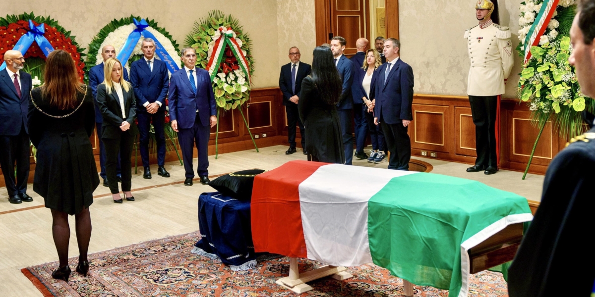 Il presidente del Senato, Ignazio La Russa, e la presidente del Consiglio, Giorgia Meloni, alla camera ardente per Giorgio Napolitano (EPA/CHIGI PALACE PRESS OFFICE HANDOUT)