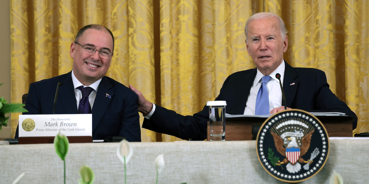 Joe Biden e il primo ministro delle isole Cook Mark Brown alla Casa Bianca, Washington, 25 settembre 2023 (Win McNamee/Getty Images)