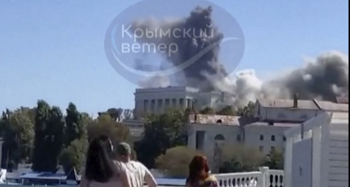 Un fermo immagine dell'attacco alla sede della flotta russa nel mar Nero (Crimean Telegram channel via AP)