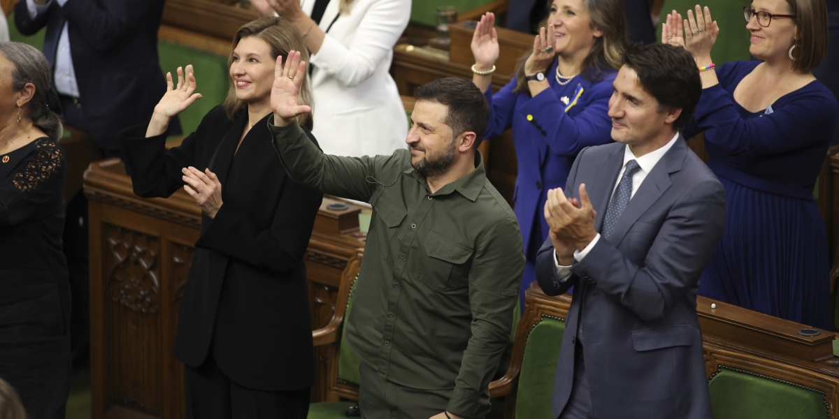 Il presidente ucraino Zelensky e il primo ministro canadese Trudeau salutano l'ex soldato nazista Yaroslav Hunka, nel parlamento canadese, 22 settembre 2023 (Patrick Doyle/The Canadian Press via AP)