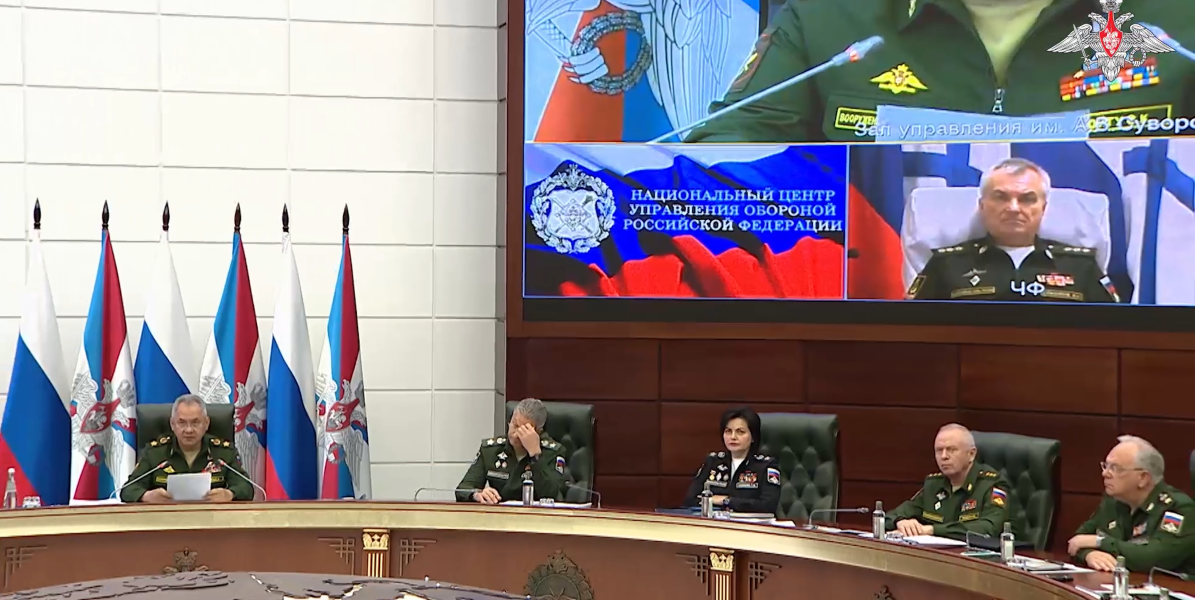 Un'immagine dal video pubblicato dal ministero della Difesa russo: Sokolov è quello nel riquadro accanto alla bandiera russa