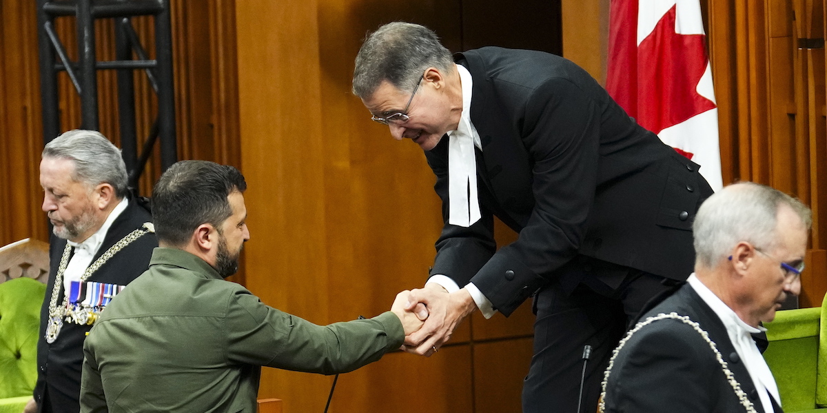 Anthony Rota stringe la mano al presidente ucraino Volodymyr Zelensky (Sean Kilpatrick/The Canadian Press via AP)