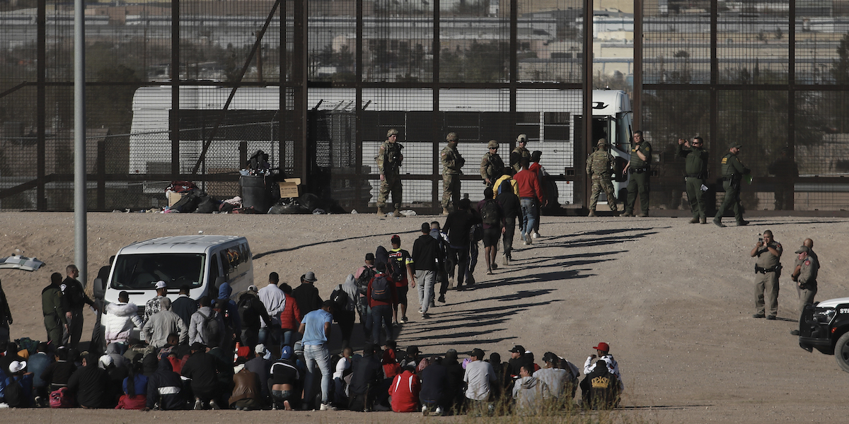Migranti e forze dell'ordine dopo un attraversamento irregolare, al confine tra Stati Uniti e Messico (AP Photo/Christian Chavez)