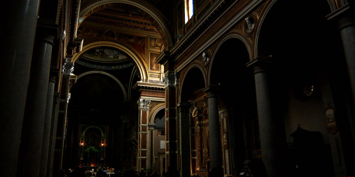 Una chiesa a Roma rimasta senza illuminazione durante il blackout del 28 settembre del 2003 (Franco Origlia/Getty Images)