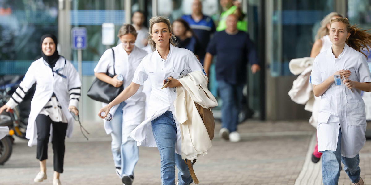 Persone che scappano dalla facoltà di Medicina dove è avvenuto il secondo attacco (EPA/BAS CZERWINSKI)