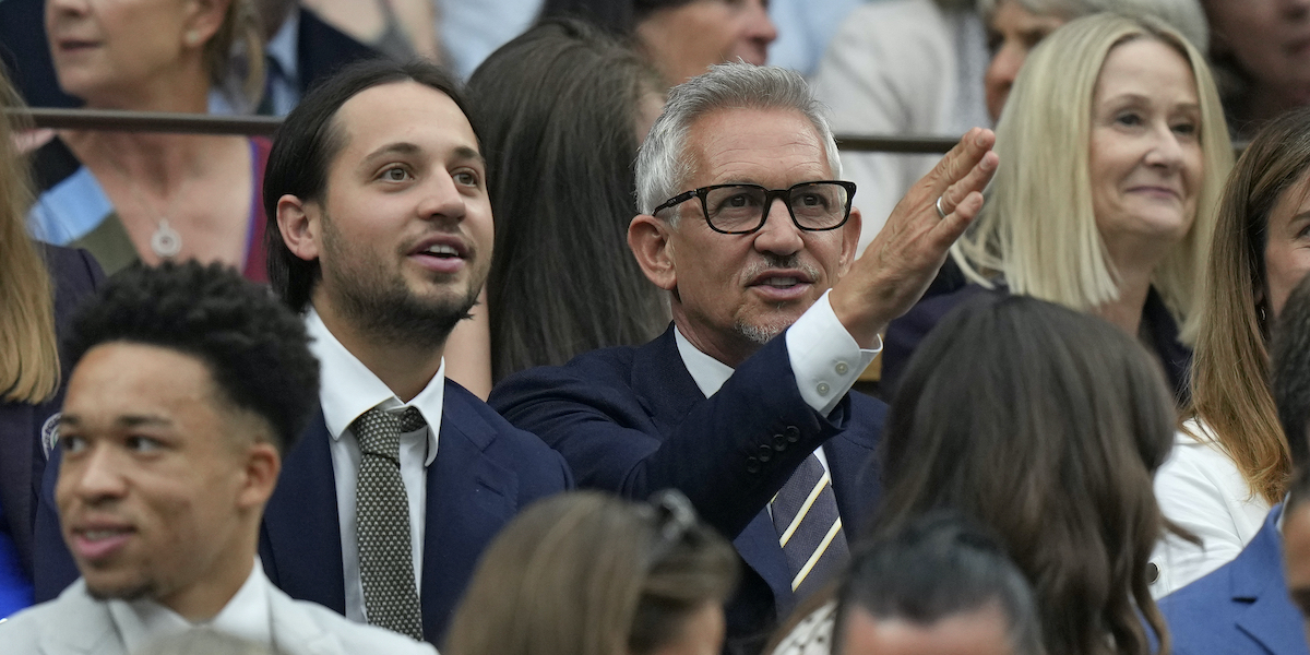 A destra, Gary Lineker (AP Photo/Alastair Grant)