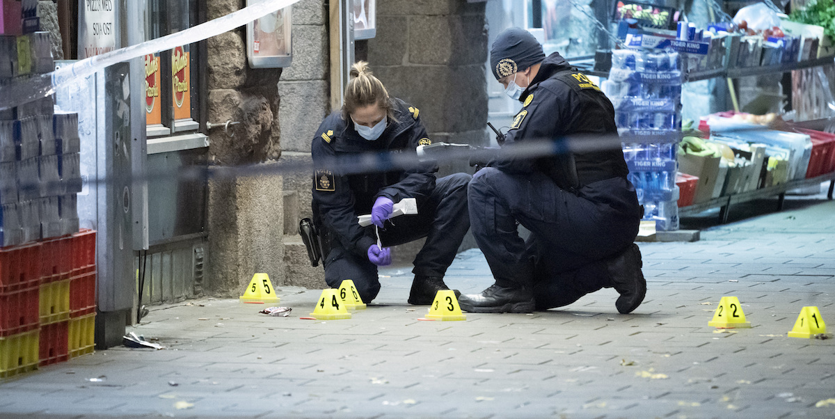 Rilevamenti della polizia dopo una sparatoria nel novembre del 2019 a Malmö, in Svezia (Johan Nilsson/TT News Agency via AP, File)