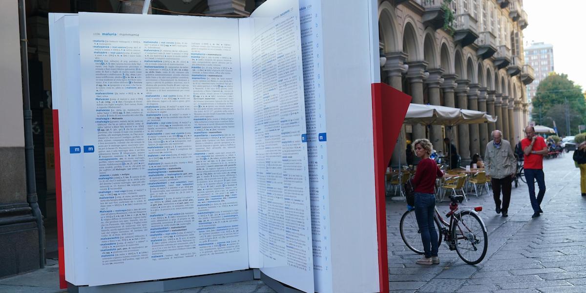 Mega dizionario Zingarelli in via Garibaldi a Torino, settembre 2019 (ANSA/TINO ROMANO)