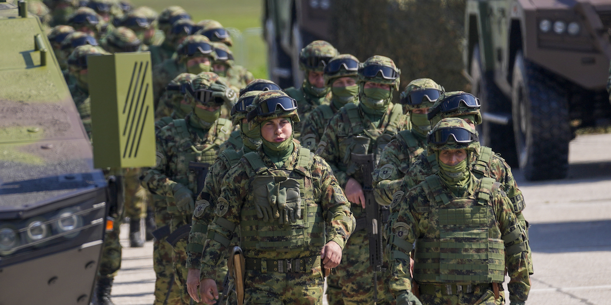 Un'esercitazione dell'esercito serbo (AP Photo/Darko Vojinovic, File)