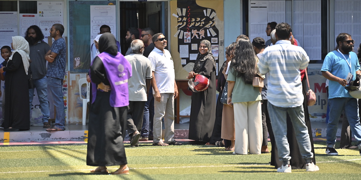 Seggi elettorali nella capitale, Malé (AP Photo/Mohamed Sharuhaan)