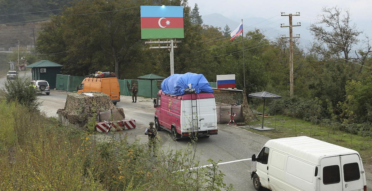 Persone di etnia armena cercano di abbandonare il Nagorno Karabakh (EPA/ROMAN ISMAYILOV)