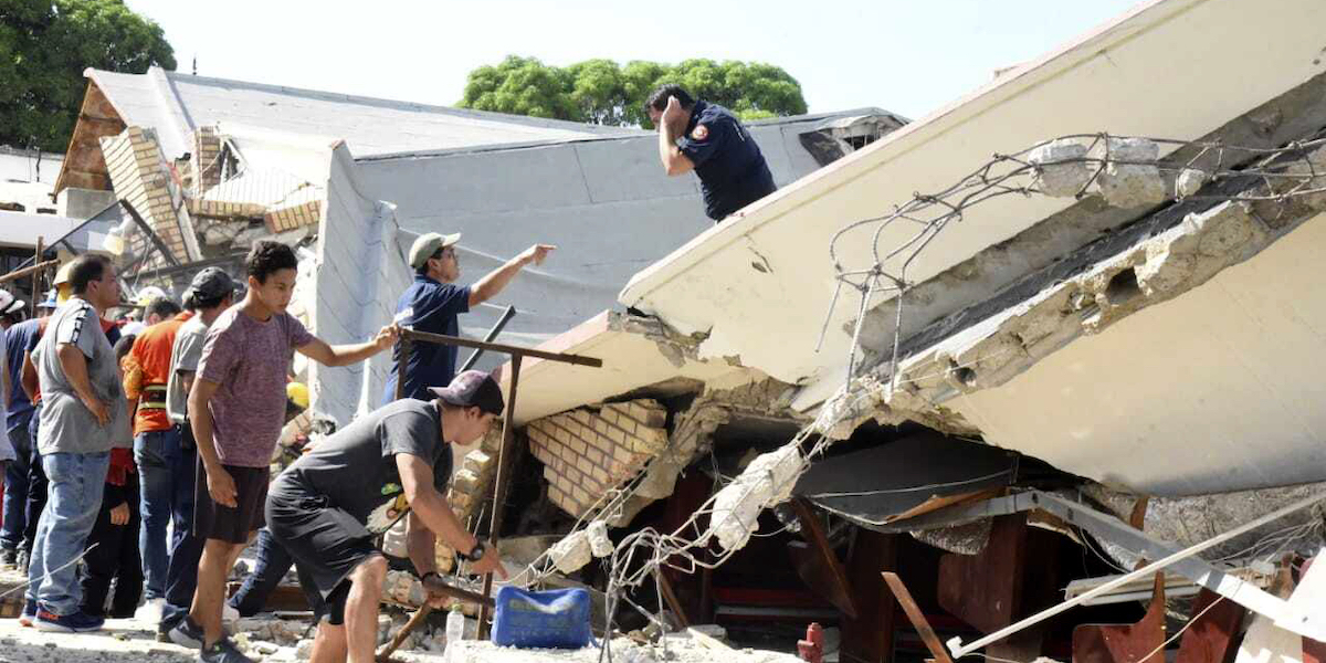 Volontari cercano superstiti tra le macerie dell'edificio crollato a Ciudad Madero, il primo ottobre 2023