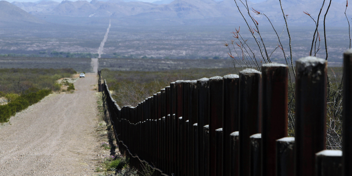 Una strada al confine tra Messico e Stati Uniti (AP Photo/Ricardo Arduengo, File)
