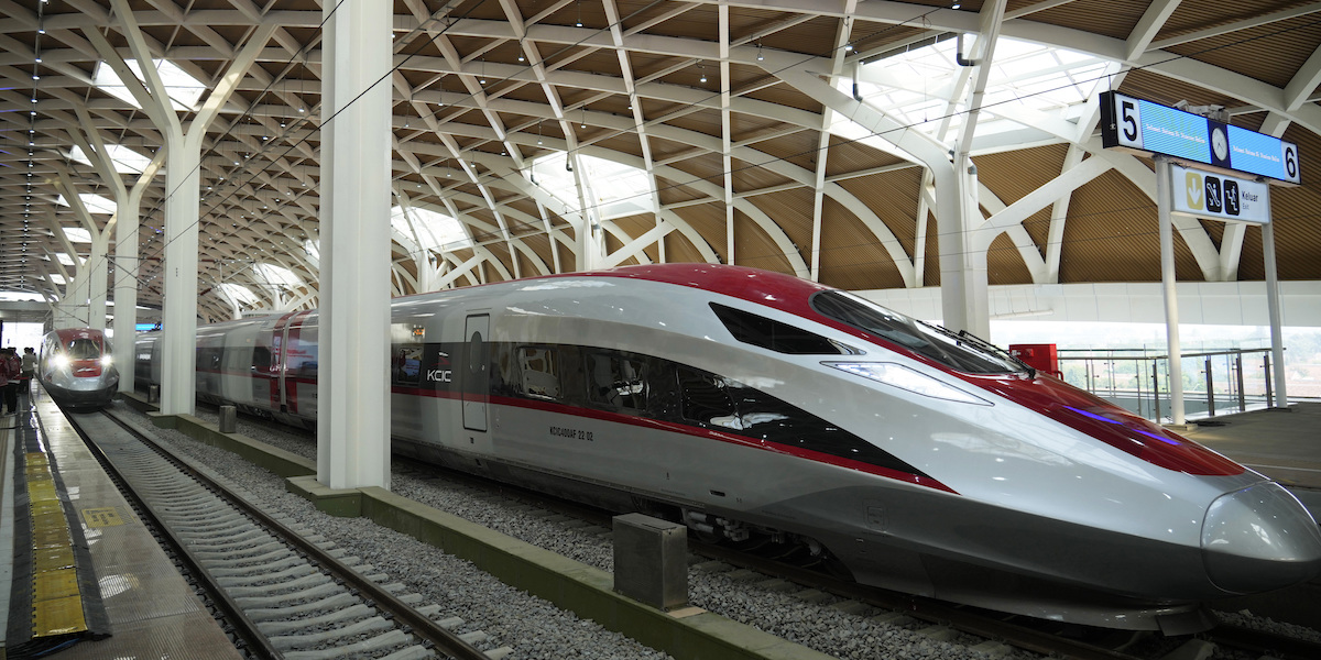 Un treno ad alta velocità durante l'inaugurazione alla stazione Halim di Giacarta, il 2 ottobre del 2023