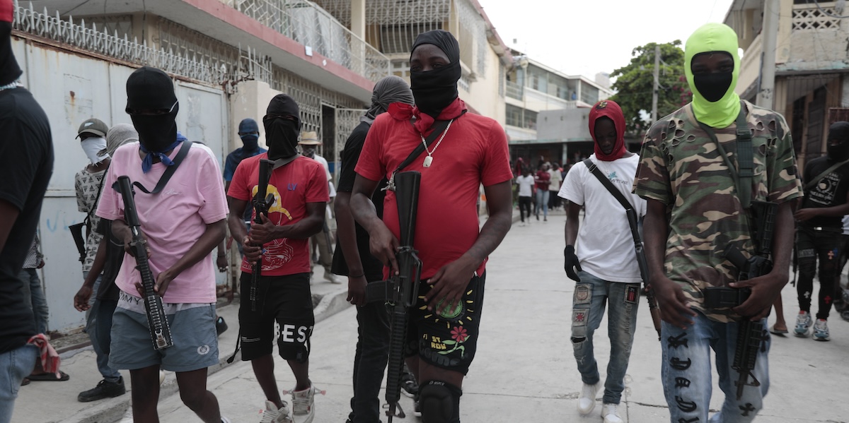 Membri della gang "G9 and Family" nella capitale Port-au-Prince (AP Photo/Odelyn Joseph)