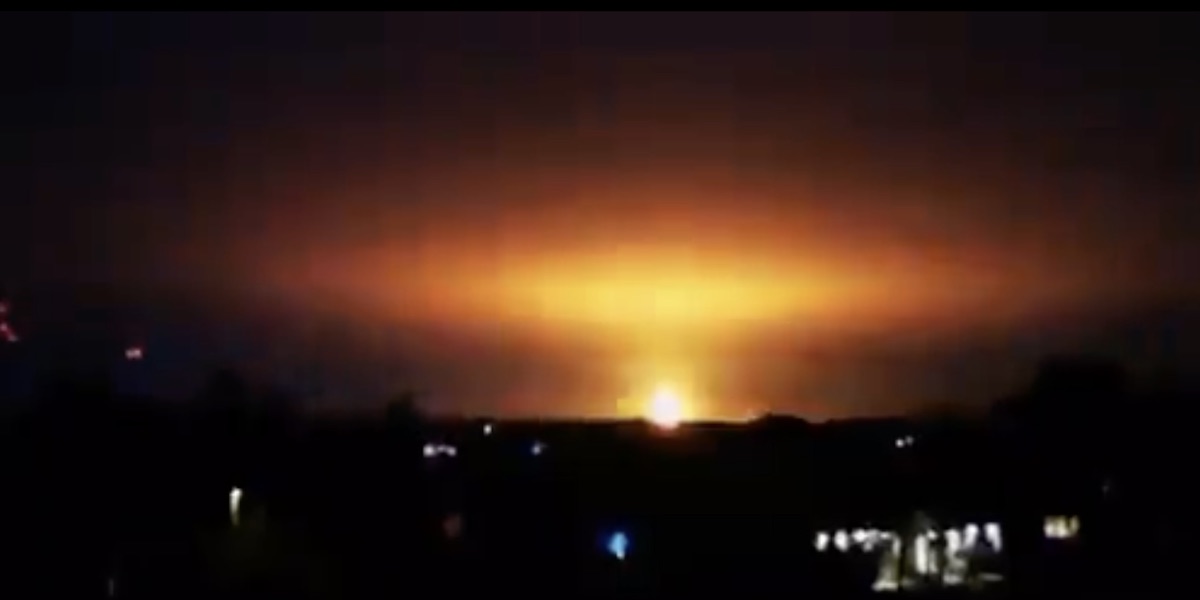 Un'immagine dell'esplosione da un video sui social media 