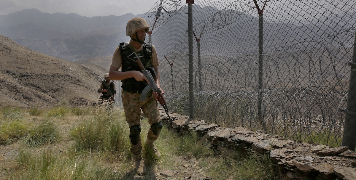 Un soldato pakistano durante un controllo al confine con l'Afghanistan (AP Photo/Anjum Naveed, File)