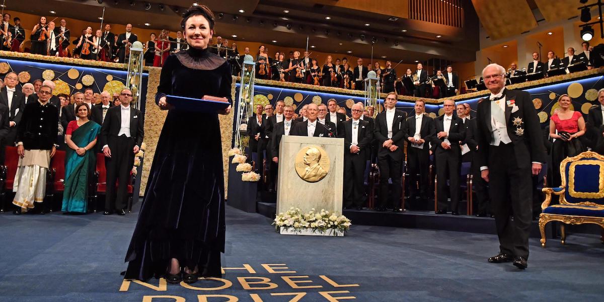 La scrittrice polacca Olga Tokarczuk dopo aver ricevuto il premio Nobel per la Letteratura del 2018 dal re svedese Carlo XVI Gustavo, a Stoccolma il 10 dicembre 2019 (EPA/Jonas Ekstromer, ANSA)