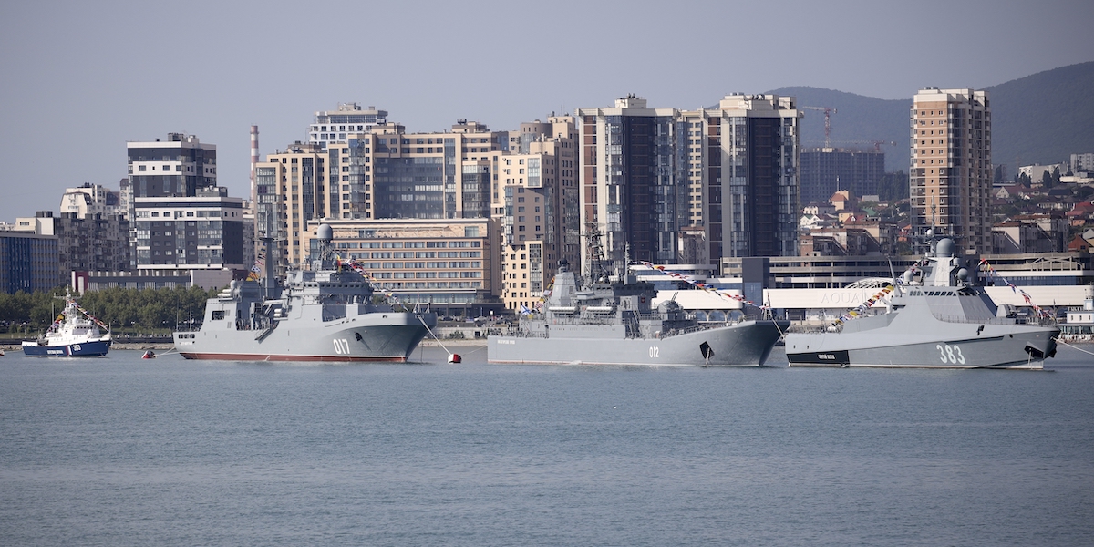 Alcune navi da guerra russe a Novorossiysk, in Russia, nel luglio del 2022 (AP Photo)