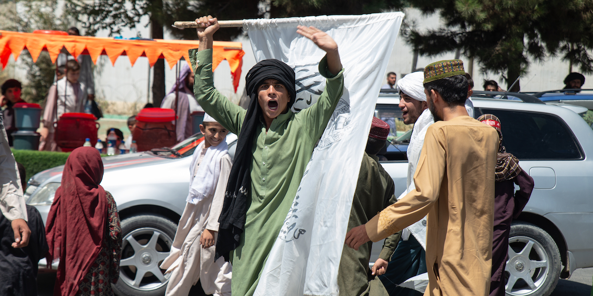 Un ragazzo alla manifestazione per il secondo anniversario del ritiro della Nato e il ritorno ai poteri dei talebani. Kabul, 15 agosto 2023 (Nava Jamshidi/Getty Images)