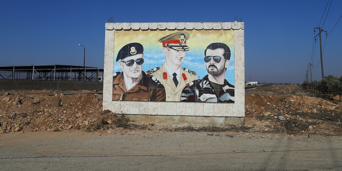 Un murale del presidente Bashar al Assad a Homs nel 2018 (AP Photo/Hassan Ammar)