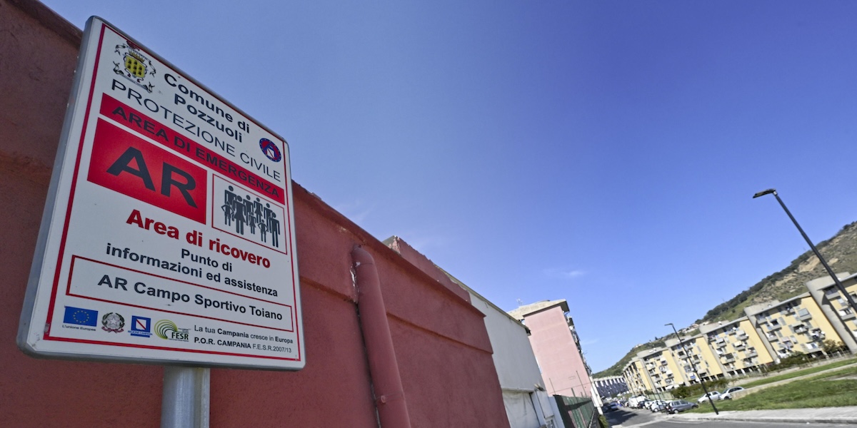 Nel rione Toiano di Pozzuoli un cartello, risalente al 2013, indica il campo sportivo come 'Area di ricovero' in caso di rischio per la popolazione, 3 ottobre 2023 ANSA / Ciro Fusco