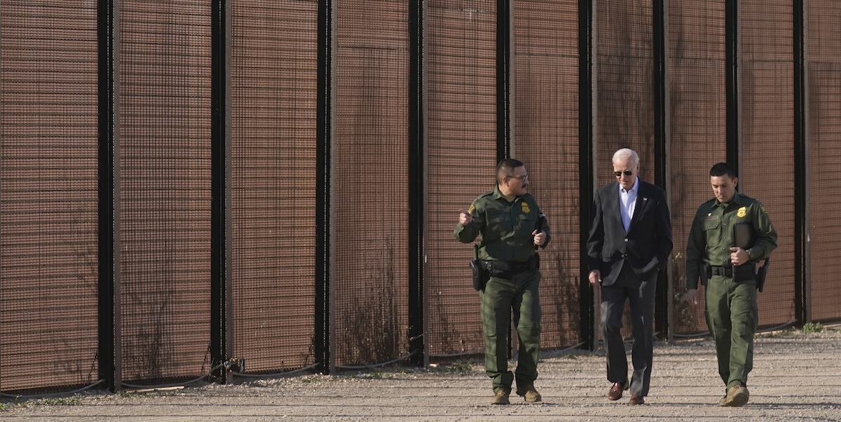 Il presidente statunitense Joe Biden alla frontiera tra Stati Uniti e Messico nei pressi di El Paso, in Texas, punto di passaggio di moltissimi migranti provenienti dal Centro e Sud America (AP Photo/Andrew Harnik, File)