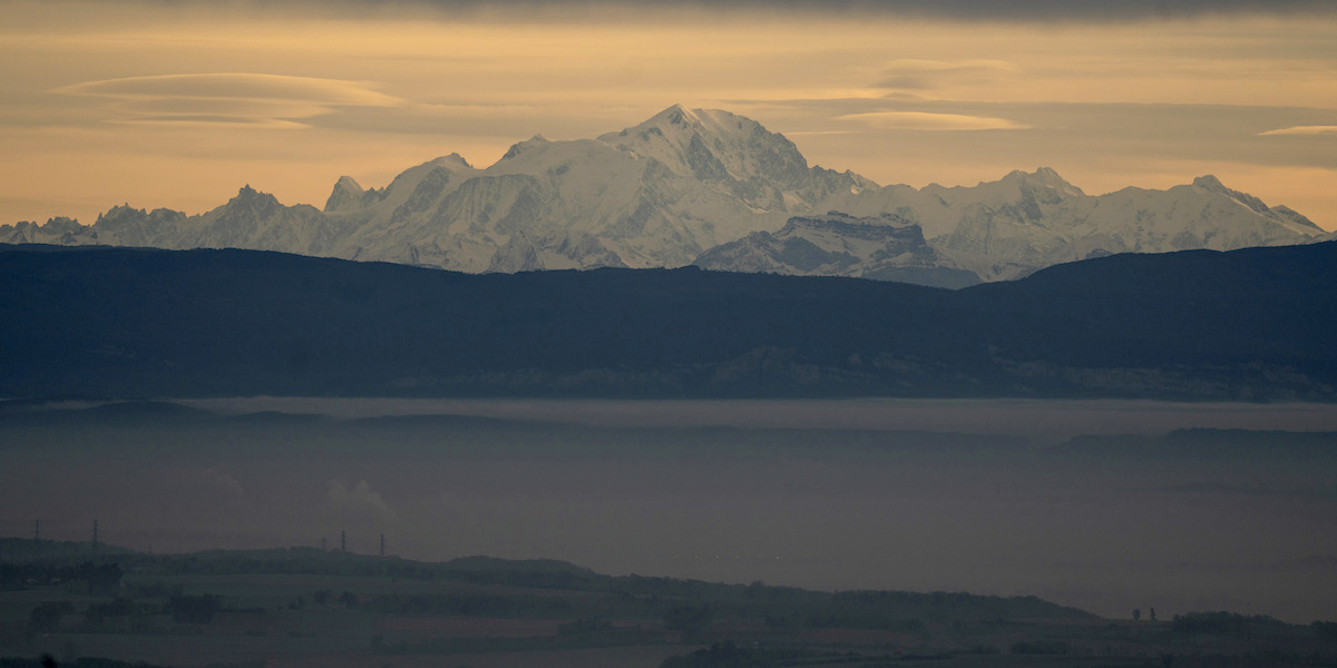 Il Monte Bianco fotografato dalla pianura attorno a Lione, in Francia, il 26 novembre 2019 (AP Photo/Laurent Cipriani, LaPresse)