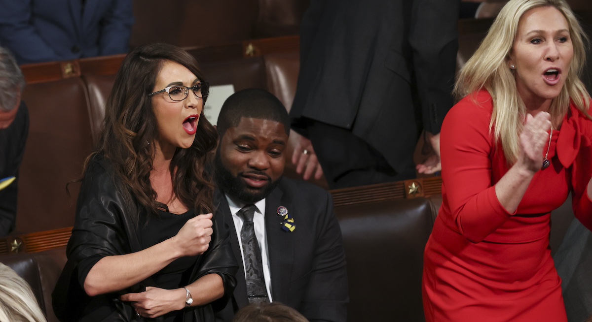 Lauren Boebert e Marjorie Taylor Greene protestano durante il discorso sullo stato dell'unione di Joe Biden a marzo 2022 (Evelyn Hockstein - Pool Via Cnp/CNP via ZUMA Press Wire)