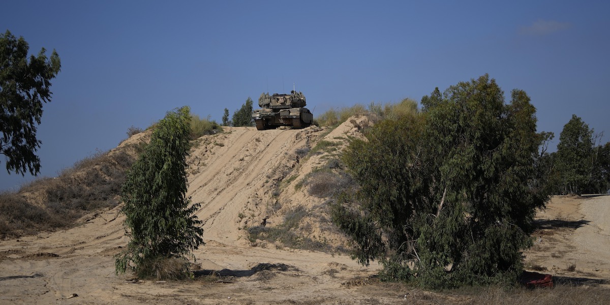 Un carro armato israeliano vicino alla Striscia di Gaza, il 22 settembre del 2023