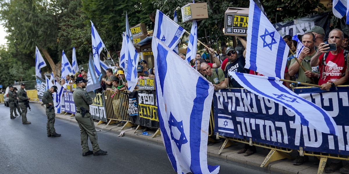 Una manifestazione contro il governo di Benjamin Netanyahu a settembre (AP Photo/Ohad Zwigenberg)