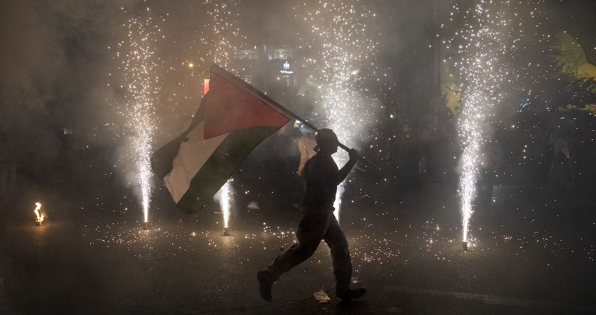 Festeggiamenti a Teheran per l'attacco di Hamas contro Israele, sabato sera (Sobhan Farajvan/Pacific Press via ZUMA Press Wire)