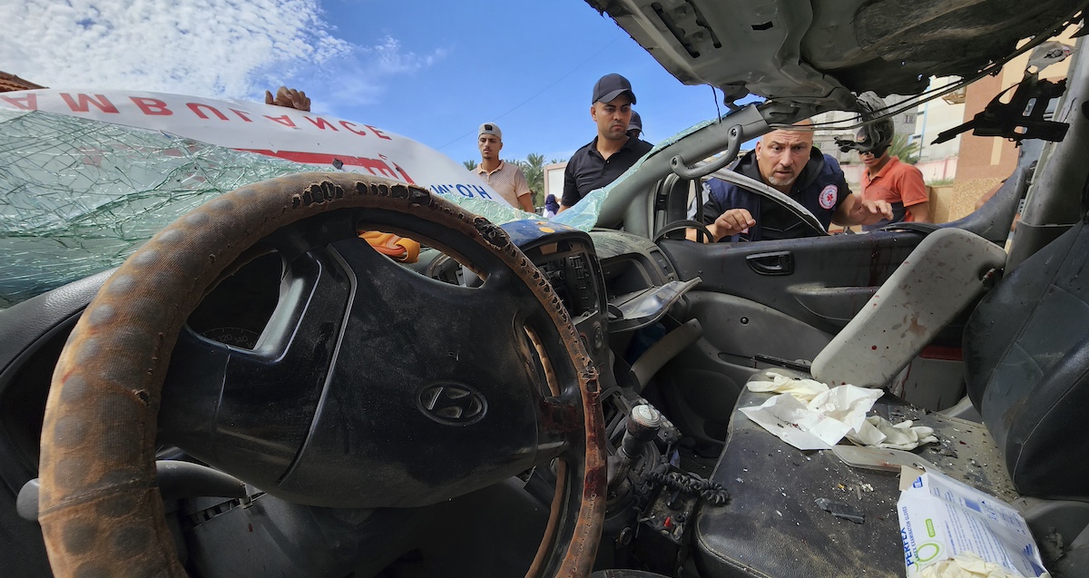 Un'ambulanza colpita da un attacco israeliano nella Striscia di Gaza (AP Photo/Hassan Eslaiah, File)
