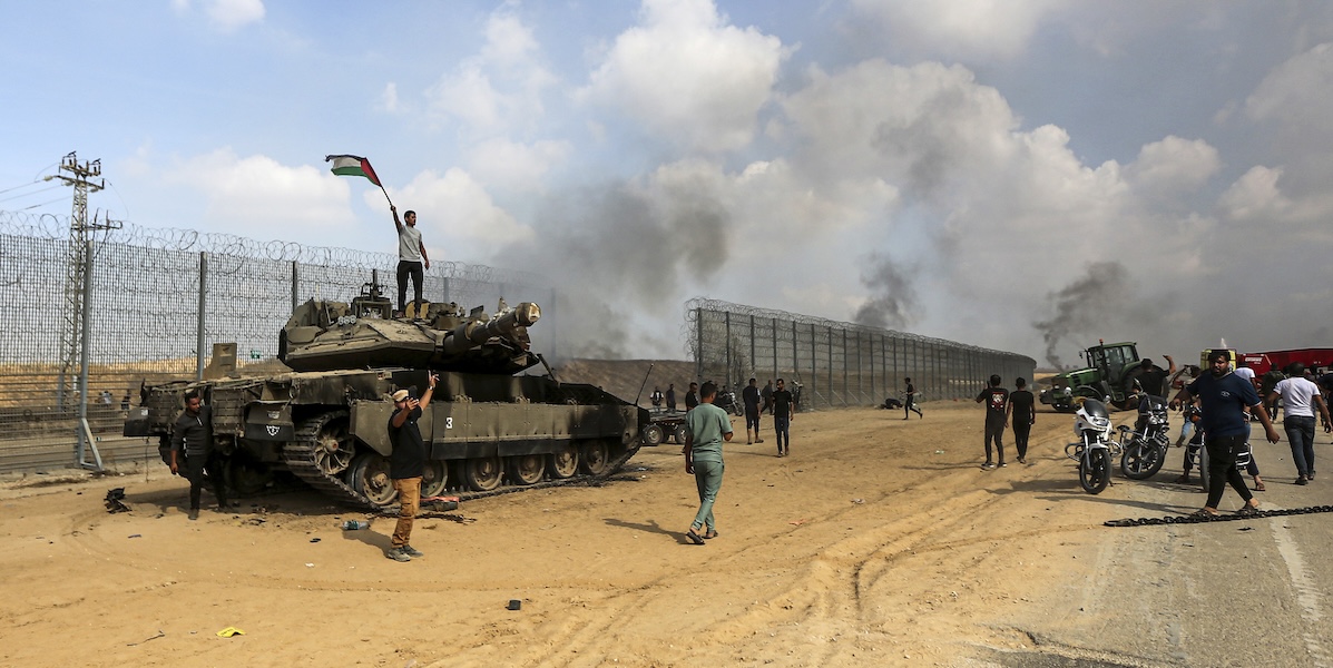 Un carro armato distrutto presso la barriera che divide Israele e Striscia di Gaza, vicino a Khan Younis (AP Photo/Yousef Masoud)