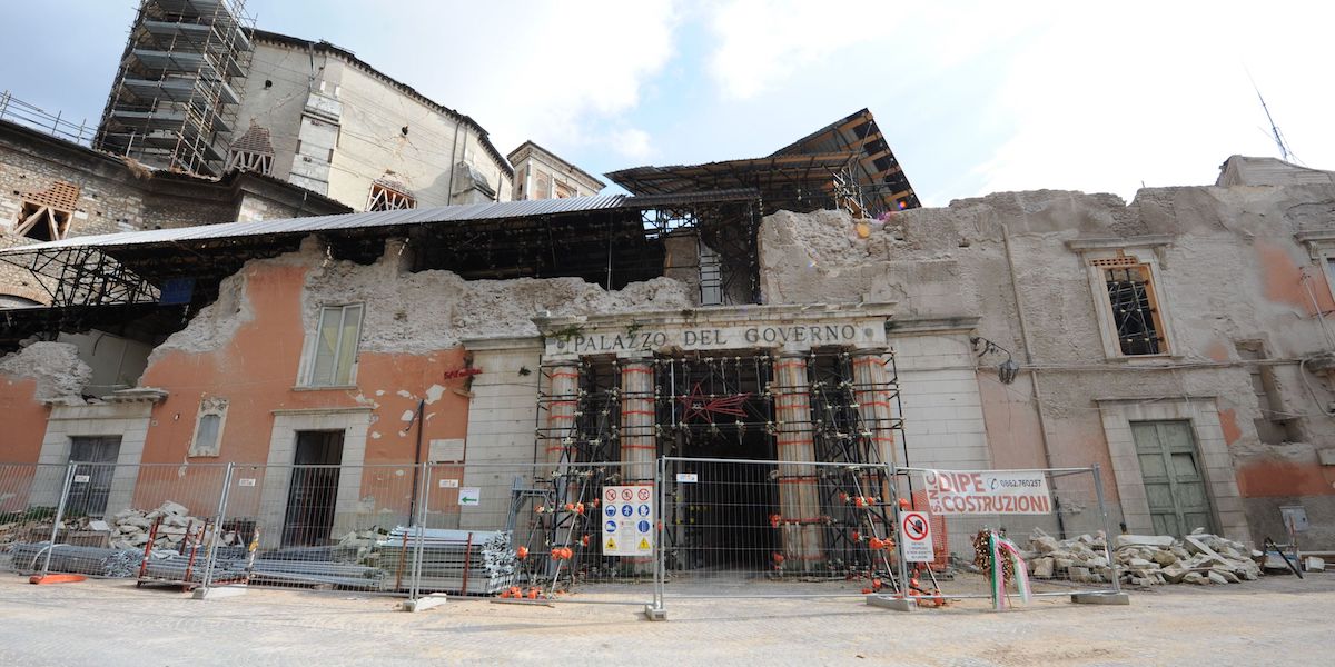 Il palazzo della prefettura dell'Aquila, danneggiato dal terremoto del 2009, nel settembre del 2010 (Claudio Lattanzio, ANSA)