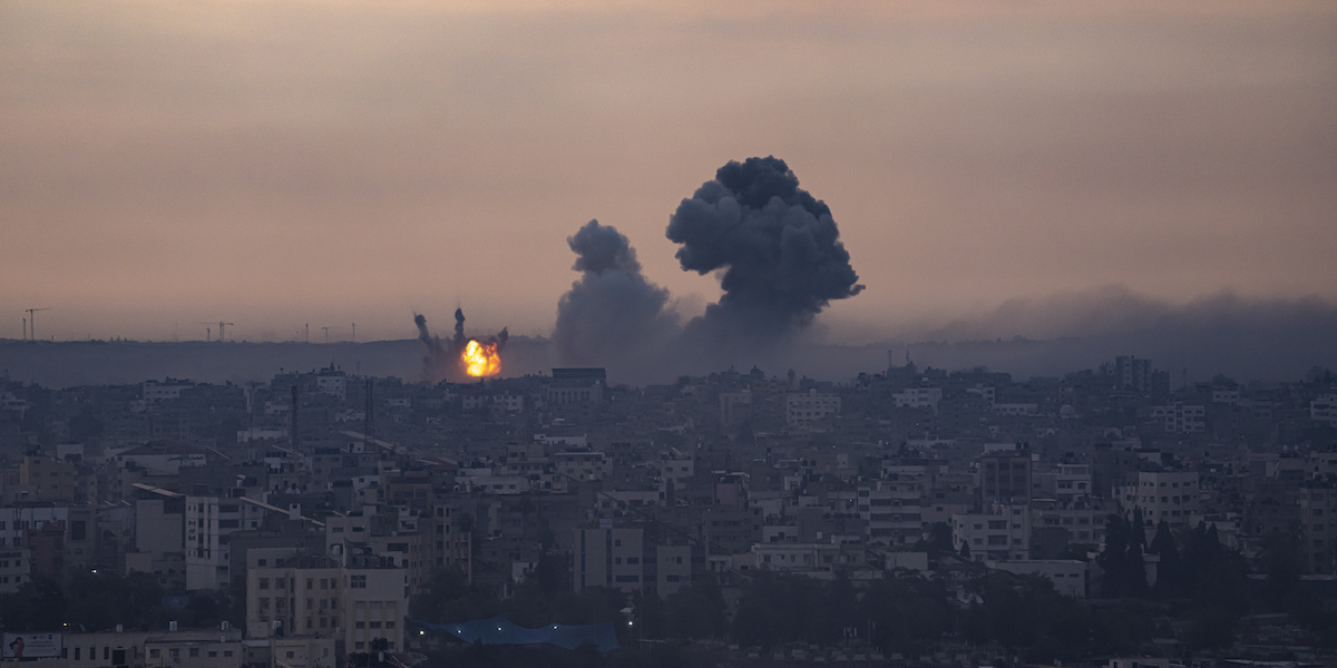 Un bombardamento a Gaza (AP Photo/Fatima Shbair)