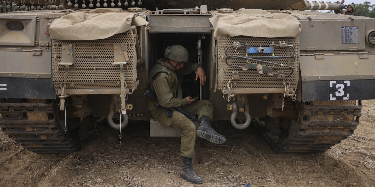 Un soldato israeliano vicino al confine con la Striscia di Gaza (AP Photo/Oren Ziv)