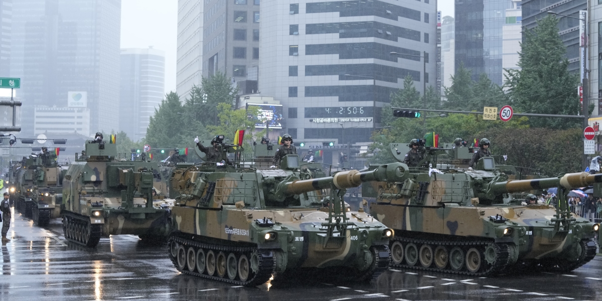 Mezzi corazzati sfilano a Seul il 26 settembre 2023, durante una delle rare parate militari in Corea del Sud (AP Photo/Ahn Young-joon)