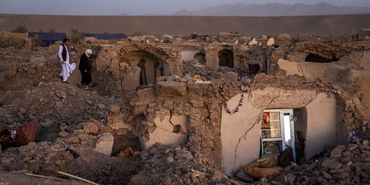 Alcune delle case distrutte dal terremoto di sabato (AP Photo/Ebrahim Noroozi)