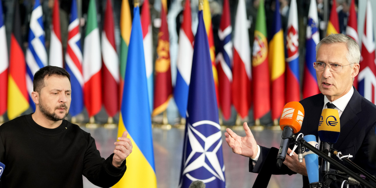 Il presidente ucraino Volodymyr Zelensky e il segretario generale della NATO Jens Stoltenberg durante una conferenza stampa, l'11 ottobre 2023 (AP Photo/Virginia Mayo)