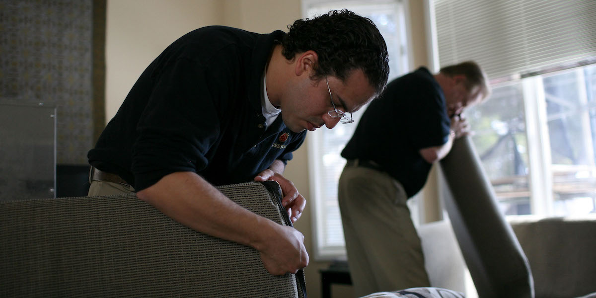 La ricerca di cimici dei letti in una casa di San Francisco, negli Stati Uniti, nel 2009 (Justin Sullivan/Getty Images)