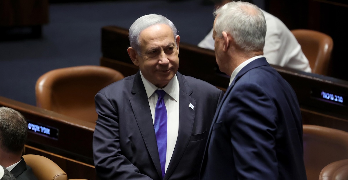 Benjamin Netanyahu e uno dei leader dell'opposizione Benny Gantz (EPA/ABIR SULTAN)
