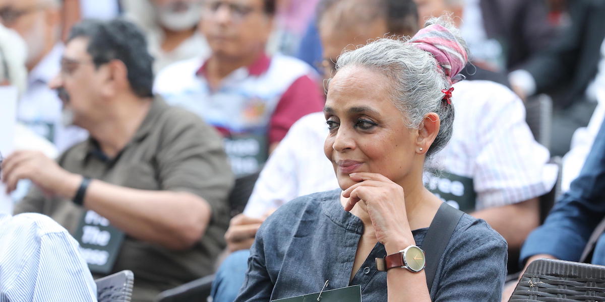 Arundhati Roy durante una protesta dei giornalisti a New Delhi lo scorso 4 ottobre