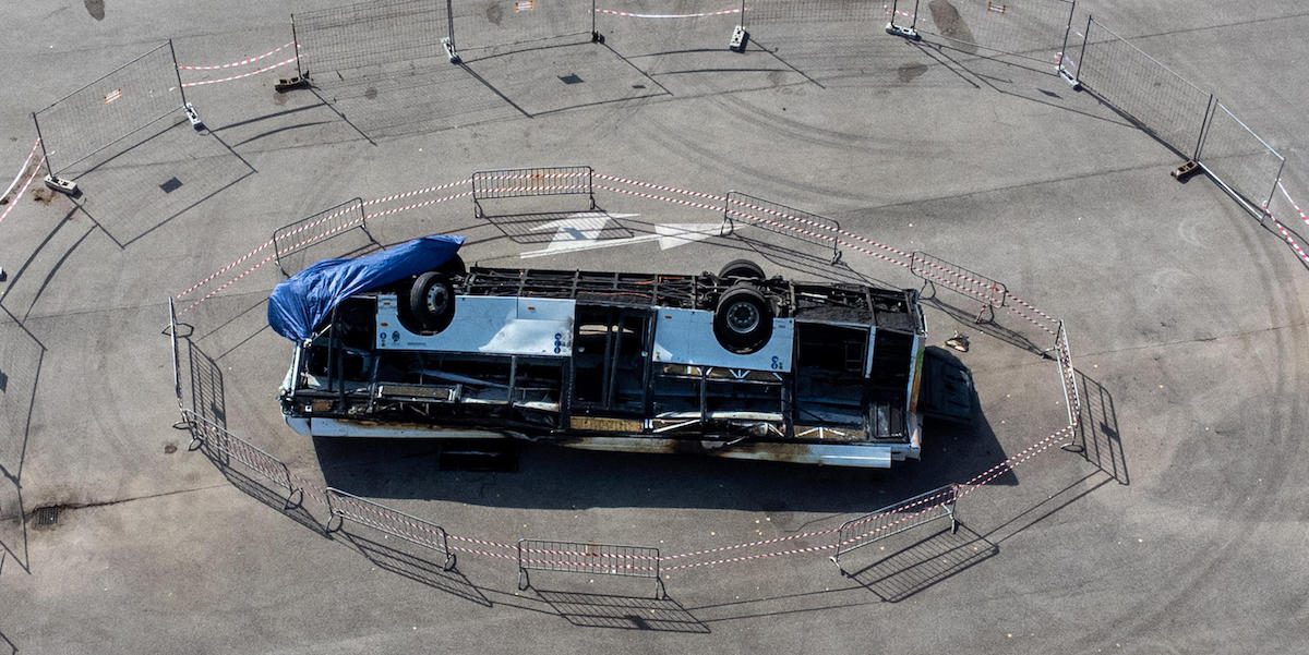 La carcassa dell'autobus precipitato dal cavalcavia di Mestre, vista dall'alto (ANSA/Marco Albertini)