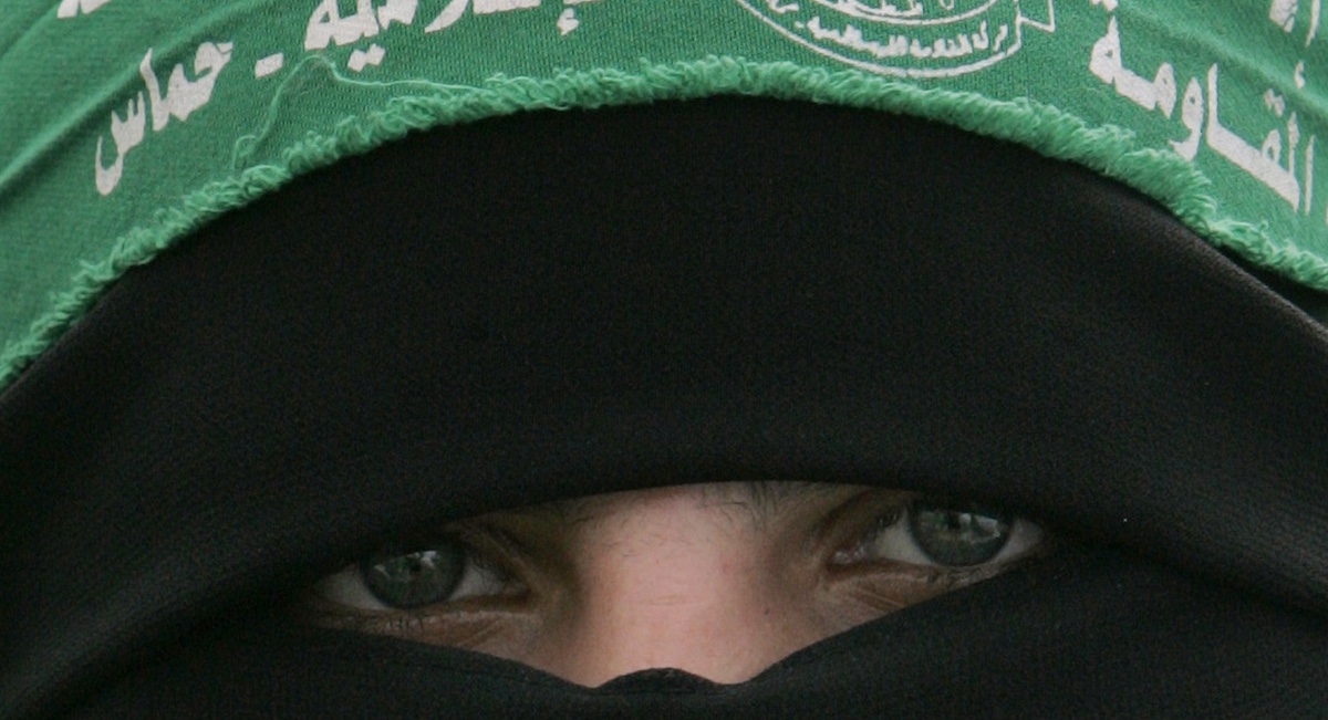 Un sostenitore di Hamas durante una manifestazione nella Striscia di Gaza nel 2008 (AP Photo/Khalil Hamra, File)