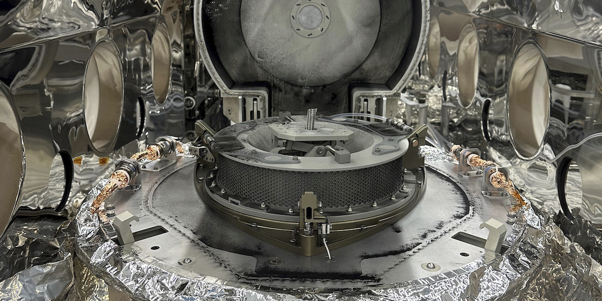 L'interno della capsula di circa 81 centimetri di diametro che ha portato sulla Terra campioni di roccia prelevati sull'asteroide Bennu (Dante Lauretta/NASA via AP)